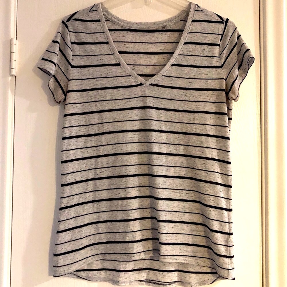 Athleta v-neck tee